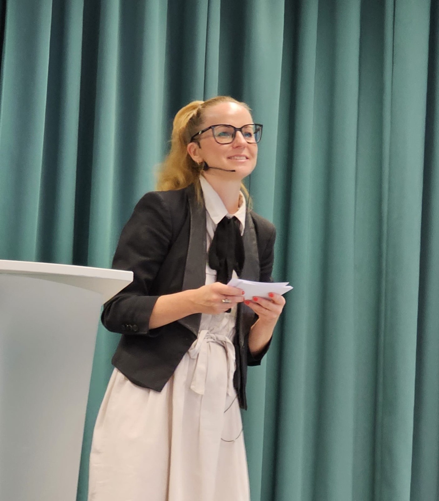 Nadine Reinhold moderiert den Tag der Gesunden Arbeit, Ernst-Abbe-Hochschule Jena