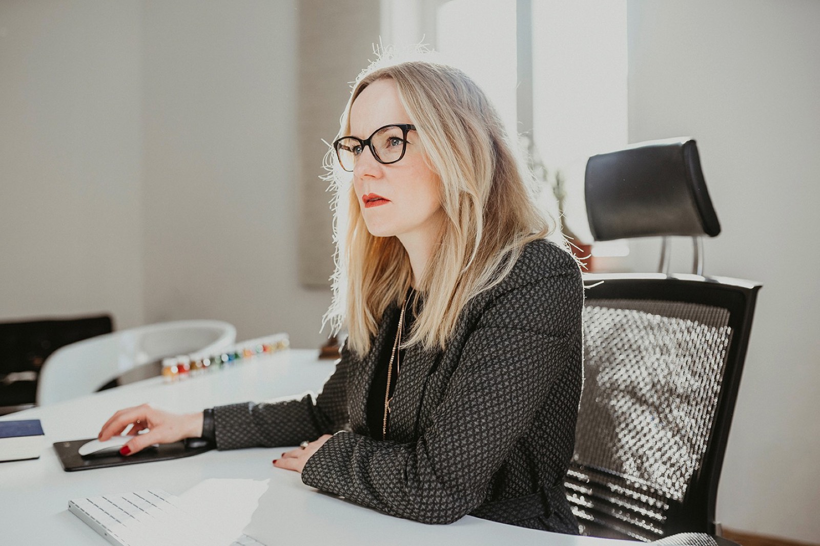 Nadine Reinhold am Schreibtisch bei der Arbeit